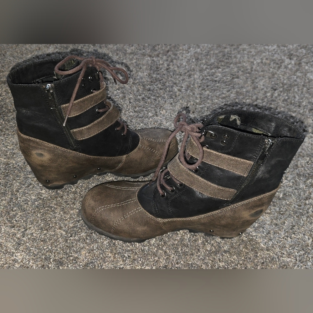 Not Rated Hermione Wedge Boot By The Buckle Womens Size 8.5 Black And Brown - Picture 6 of 12